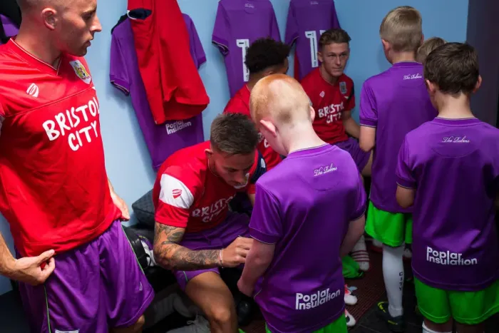 Framed Print : Bristol City's Josh Brownhill Signing Autographs for Mascots during Pre-season Friendly against Bristol Manor Farm (2017) Framed Print : Bristol City's Josh Brownhill Signing Autographs for Mascots during Pre-season Friendly against Bristol Manor Farm (2017)