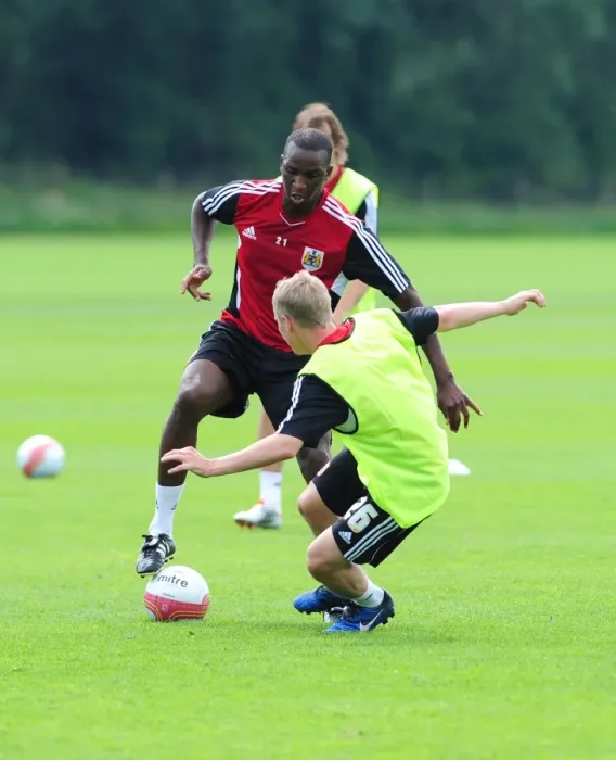 Framed Print : Bristol Citys Kalifa Cisse battles for the ball with Bristol Citys Joe Lennox Framed Print : Bristol Citys Kalifa Cisse battles for the ball with Bristol Citys Joe Lennox