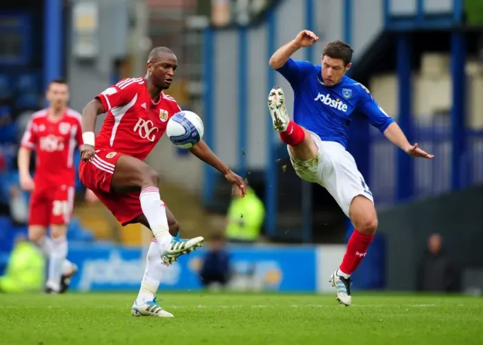 Framed Print : Bristol City's Kalifa Cisse Soars Over Portsmouth's David Norris during the Football Match Framed Print : Bristol City's Kalifa Cisse Soars Over Portsmouth's David Norris during the Football Match
