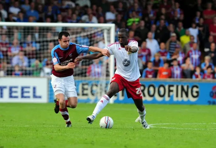 Framed Print : Bristol City's Kalifa Cisse vs. Chris Dagnall: Battle for the Ball in Scunthorpe United vs. Bristol City Championship Clash (September 11, 2010)