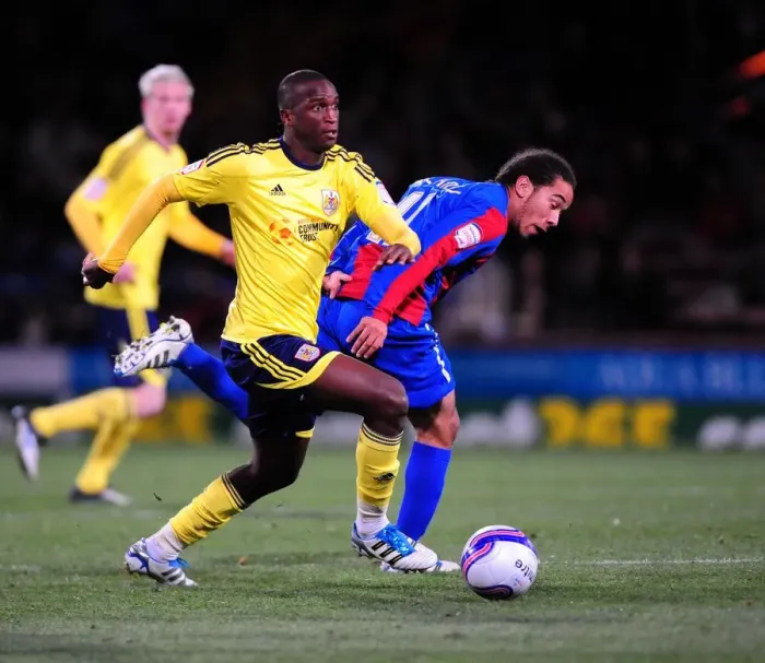 Framed Print : Bristol City's Kalifa Cisse vs. Crystal Palace's Sean Scannell: Battle for the Ball in Championship Match, 15 / 10 / 2011