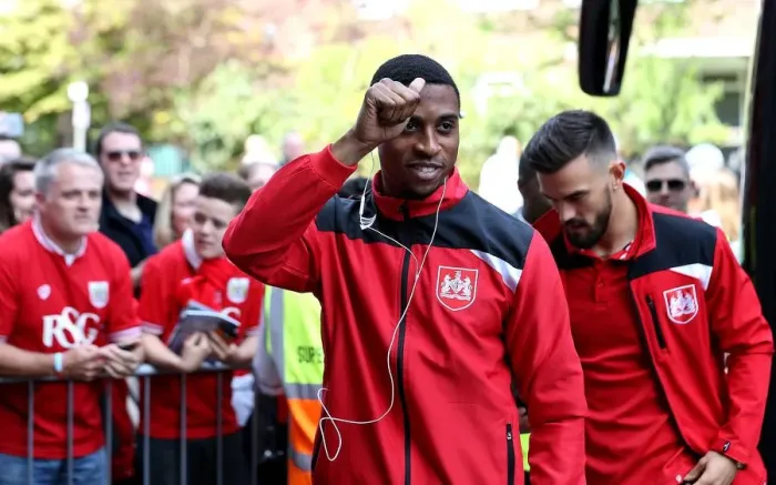 Framed Print : Bristol City's Kodjia and Pack Arrive at Loftus Road Ahead of QPR Clash