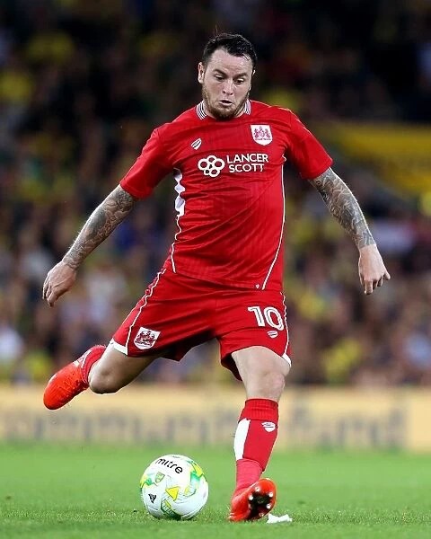 Bristol City's Lee Tomlin in Action: Passing the Ball vs. Norwich City, Sky Bet Championship 2016