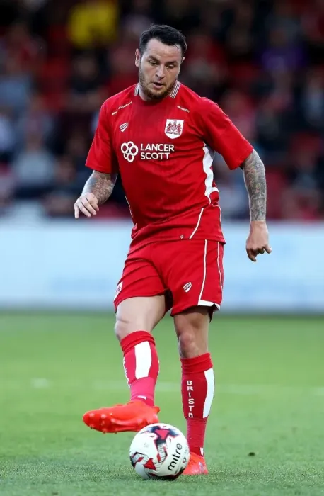 Framed Print : Bristol City's Lee Tomlin in Action against Cheltenham Town, 2016