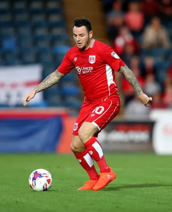 Framed Print : Bristol City's Lee Tomlin in Action against Wycombe Wanderers at Adams Park (09.08.16)