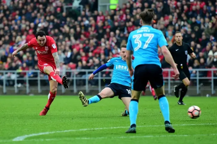 Framed Print : Bristol City's Lee Tomlin Aims for Glory in FA Cup Clash Against Fleetwood Town Framed Print : Bristol City's Lee Tomlin Aims for Glory in FA Cup Clash Against Fleetwood Town