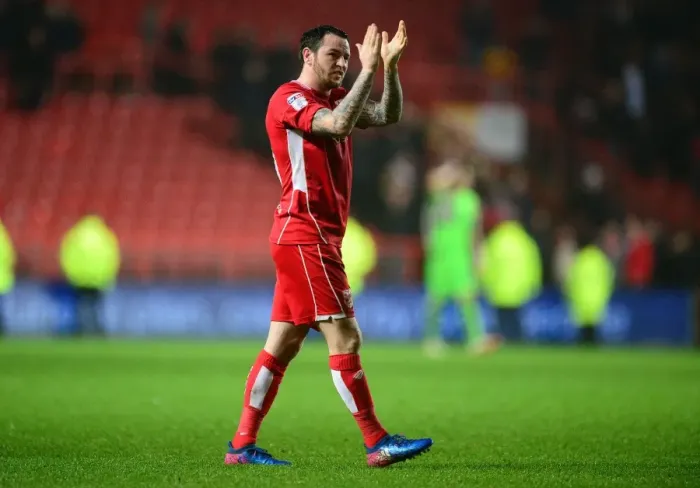 Framed Print : Bristol City's Lee Tomlin Celebrates with Fans after Score against Fulham, 2017 Framed Print : Bristol City's Lee Tomlin Celebrates with Fans after Score against Fulham, 2017