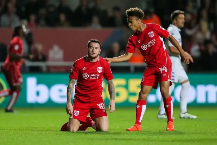Framed Print : Bristol City's Lee Tomlin Disappointed as Shot Goes Wide Against Leeds United