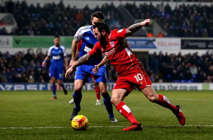 Framed Print : Bristol City's Lee Tomlin Faces Off Against Ipswich Town's Cole Skuse in Championship Clash Framed Print : Bristol City's Lee Tomlin Faces Off Against Ipswich Town's Cole Skuse in Championship Clash