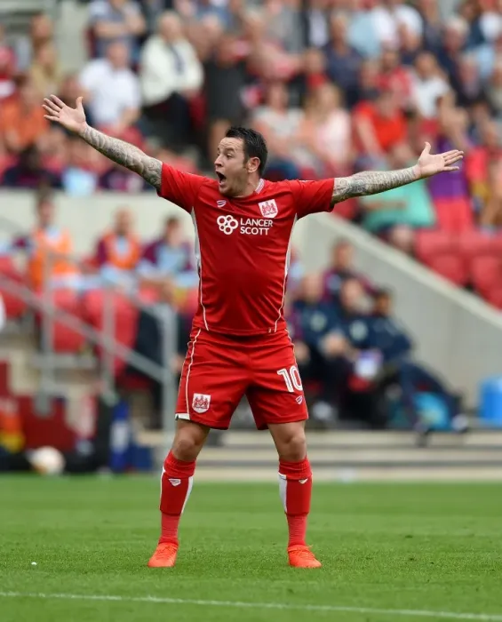 Framed Print : Bristol City's Lee Tomlin Fights for Championship Victory Against Aston Villa Framed Print : Bristol City's Lee Tomlin Fights for Championship Victory Against Aston Villa