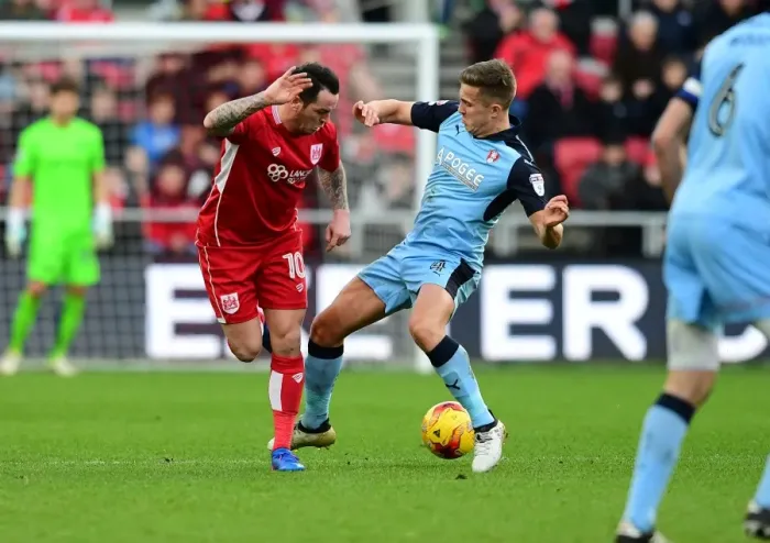 Framed Print : Bristol City's Lee Tomlin Flicks the Ball in Action against Rotherham United Framed Print : Bristol City's Lee Tomlin Flicks the Ball in Action against Rotherham United