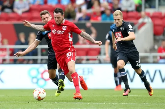 Framed Print : Bristol City's Lee Tomlin Outmaneuvers Derby County's Bryson and Vydra