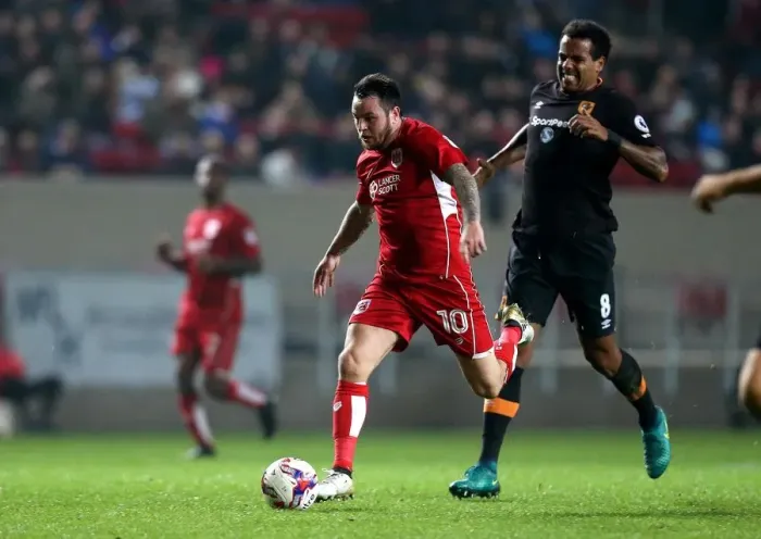 Framed Print : Bristol City's Lee Tomlin Outmaneuvers Hull City's Tom Huddlestone Framed Print : Bristol City's Lee Tomlin Outmaneuvers Hull City's Tom Huddlestone