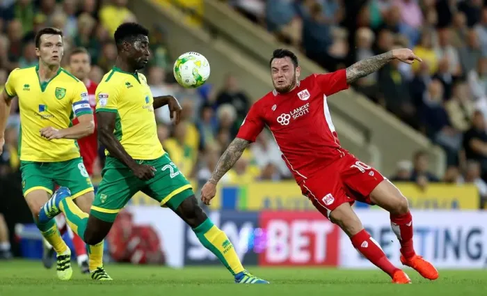 Framed Print : Bristol City's Lee Tomlin Outmaneuvers Norwich City's Harry Toffolo during Sky Bet Championship Match