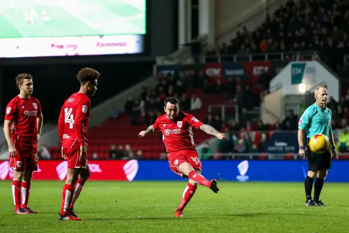 Framed Print : Bristol City's Lee Tomlin Prepares to Take a Free Kick Against Brentford in Sky Bet Championship Match Framed Print : Bristol City's Lee Tomlin Prepares to Take a Free Kick Against Brentford in Sky Bet Championship Match