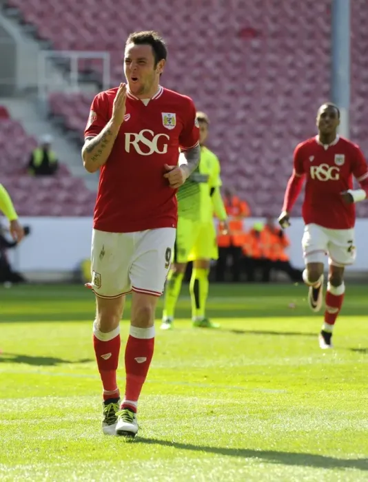 Framed Print : Bristol City's Lee Tomlin Scores Dramatic Goal vs. Huddersfield Town in Sky Bet Championship (30 April 2016)