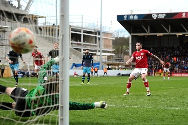 Bristol City's Lee Tomlin Scores Penalty Against Sheffield Wednesday in Sky Bet Championship Match at Ashton Gate Stadium (April 9, 2016)