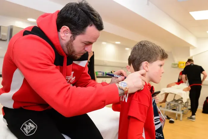 Framed Print : Bristol City's Lee Tomlin Signs Autographs for Mascot Before Fulham Match Framed Print : Bristol City's Lee Tomlin Signs Autographs for Mascot Before Fulham Match