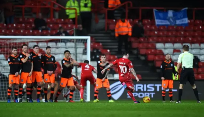 Framed Print : Bristol City's Lee Tomlin Steps Up for Penalty against Sheffield Wednesday, Sky Bet Championship, January 2017 Framed Print : Bristol City's Lee Tomlin Steps Up for Penalty against Sheffield Wednesday, Sky Bet Championship, January 2017