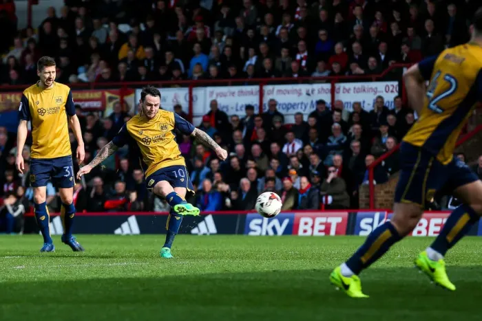 Framed Print : Bristol City's Lee Tomlin Takes Free Kick at Griffin Park Against Brentford, Sky Bet EFL Championship (01.04.2017) Framed Print : Bristol City's Lee Tomlin Takes Free Kick at Griffin Park Against Brentford, Sky Bet EFL Championship (01.04.2017)
