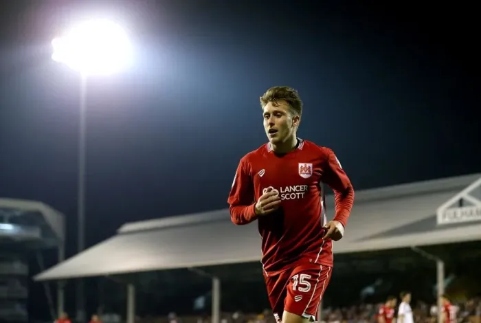 Framed Print : Bristol City's Luke Freeman Charges Forward to Take a Corner at Fulham's Craven Cottage (EFL Cup) Framed Print : Bristol City's Luke Freeman Charges Forward to Take a Corner at Fulham's Craven Cottage (EFL Cup)