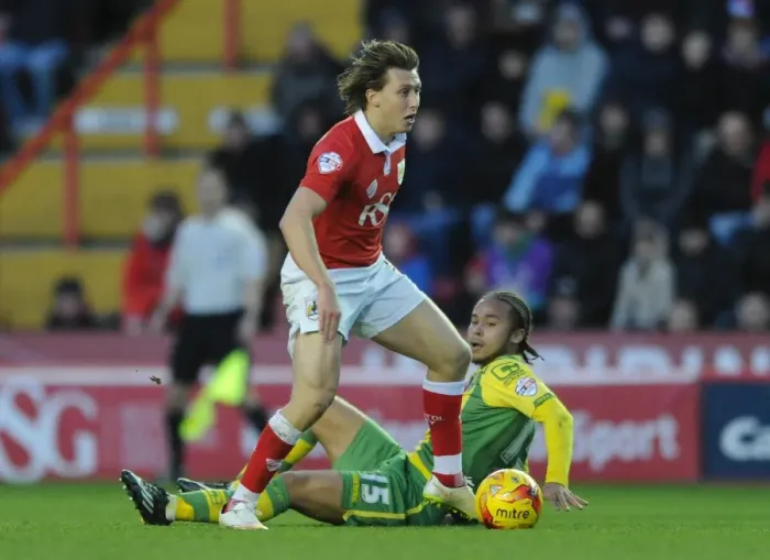 Framed Print : Bristol City's Luke Freeman Outmaneuvers Notts County's Curtis Thompson during Sky Bet League One Clash at Ashton Gate Framed Print : Bristol City's Luke Freeman Outmaneuvers Notts County's Curtis Thompson during Sky Bet League One Clash at Ashton Gate