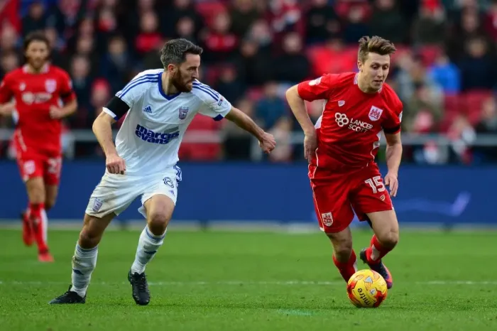 Framed Print : Bristol City's Luke Freeman Outruns Ipswich Town's Cole Skuse during Sky Bet Championship Match Framed Print : Bristol City's Luke Freeman Outruns Ipswich Town's Cole Skuse during Sky Bet Championship Match