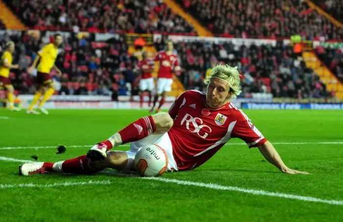 Framed Print : Bristol City's Martyn Woolford in Championship Clash Against Burnley - 05 / 11 / 2011 Framed Print : Bristol City's Martyn Woolford in Championship Clash Against Burnley - 05 / 11 / 2011