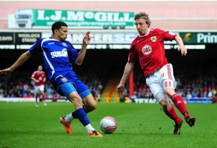 Framed Print : Bristol City's Martyn Woolford Outmaneuvers Ipswich's Carlos Edwards in Championship Clash at Ashton Gate, 16 / 04 / 2011 Framed Print : Bristol City's Martyn Woolford Outmaneuvers Ipswich's Carlos Edwards in Championship Clash at Ashton Gate, 16 / 04 / 2011