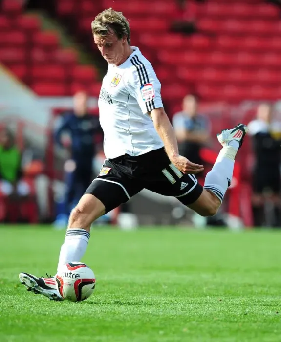 Framed Print : Bristol City's Martyn Woolford Shoots in Championship Clash at Barnsley's Oakwell Stadium Framed Print : Bristol City's Martyn Woolford Shoots in Championship Clash at Barnsley's Oakwell Stadium
