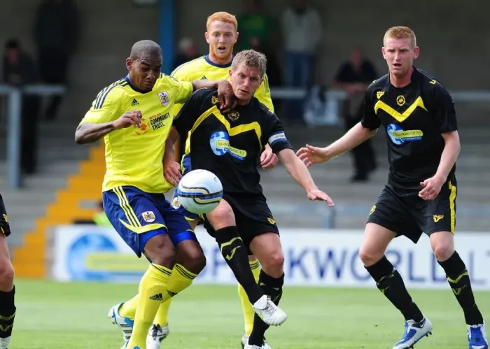 Framed Print : Bristol Citys Marvin Elliott battles for the ball with the Torquay defence Framed Print : Bristol Citys Marvin Elliott battles for the ball with the Torquay defence