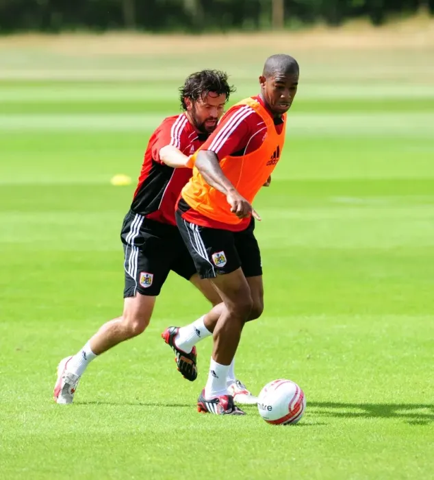 Framed Print : Bristol Citys Marvin Elliott challenges for the ball with Bristol Citys Paul Hartley