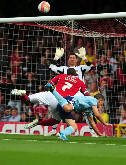 Framed Print : Bristol City's Marvin Elliott Fails to Score: Championship Showdown Between Bristol City and Hull City, 24 / 09 / 2011