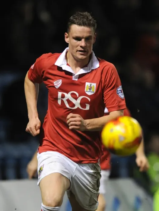 Framed Print : Bristol City's Matt Smith in Action against Gillingham at Priestfield Stadium, December 2014 Framed Print : Bristol City's Matt Smith in Action against Gillingham at Priestfield Stadium, December 2014
