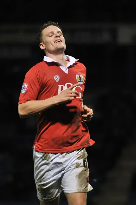 Framed Print : Bristol City's Matt Smith in Action during Johnstone's Paint Trophy Match Framed Print : Bristol City's Matt Smith in Action during Johnstone's Paint Trophy Match