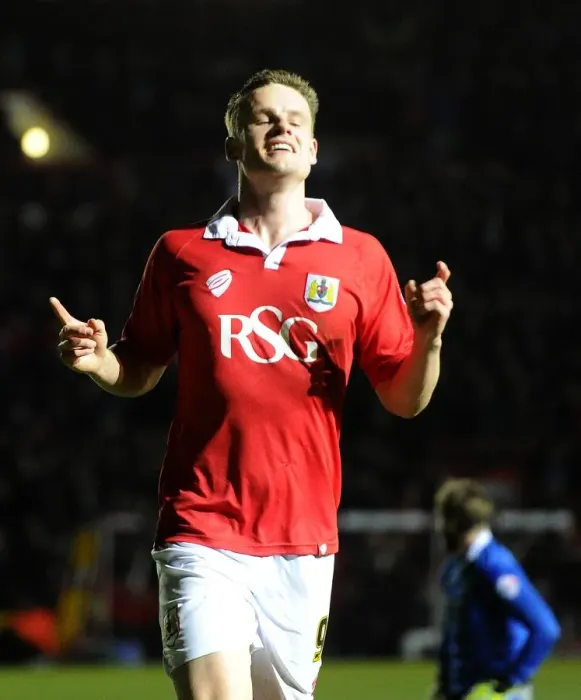 Framed Print : Bristol City's Matt Smith Scores Thrilling Goal Against Port Vale in Sky Bet League One