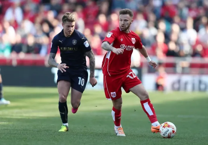 Framed Print : Bristol City's Matt Taylor Evades George Moncur in Thrilling Championship Clash
