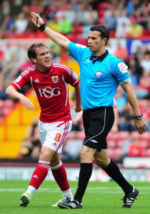 Framed Print : Bristol City's Neil Kilkenny Argues with Referee during Championship Match against Brighton (10-09-2011) Framed Print : Bristol City's Neil Kilkenny Argues with Referee during Championship Match against Brighton (10-09-2011)