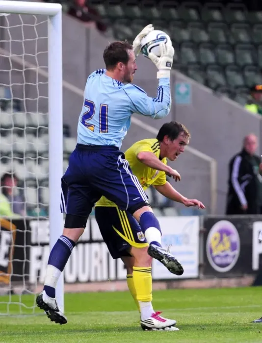 Framed Print : Bristol Citys Neil Kilkenny challenges Plymouth goalkeeper