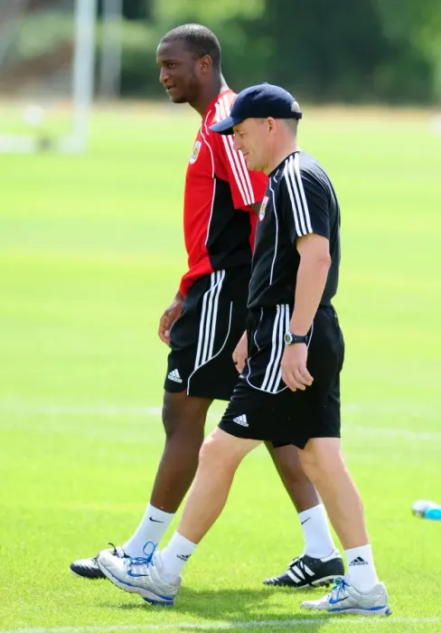 Framed Print : Bristol Citys new signing Kalifa Cisse with Bristol City Manager, Steve Coppell Framed Print : Bristol Citys new signing Kalifa Cisse with Bristol City Manager, Steve Coppell