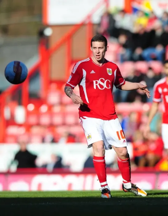 Framed Print : Bristol City's New Signing Sean Davis in Action against Blackpool at Ashton Gate Stadium, 2012 Framed Print : Bristol City's New Signing Sean Davis in Action against Blackpool at Ashton Gate Stadium, 2012