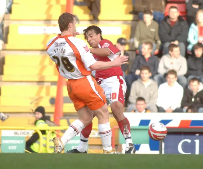 Framed Print : Bristol City's Nick Carle in Action Against Blackpool Framed Print : Bristol City's Nick Carle in Action Against Blackpool