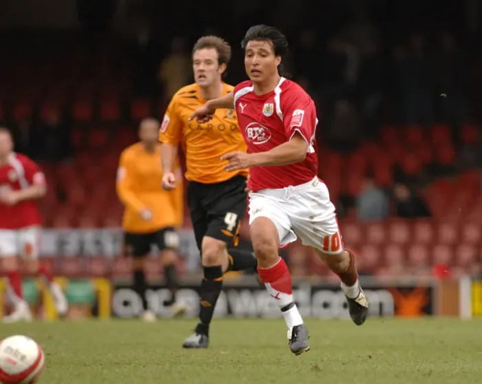 Framed Print : Bristol City's Nick Carle in Action Against Hull City Framed Print : Bristol City's Nick Carle in Action Against Hull City