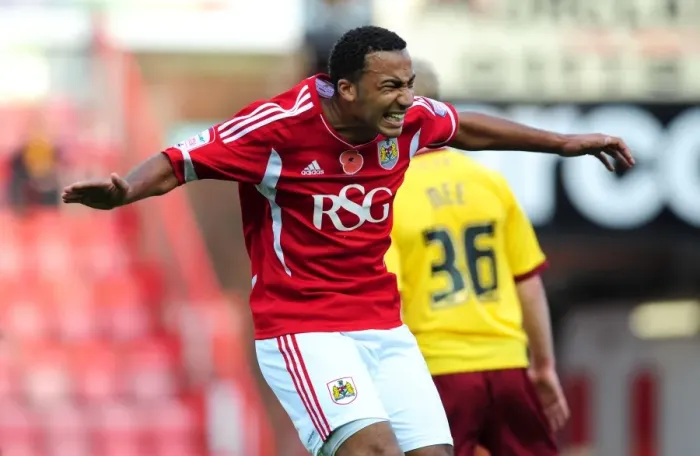 Framed Print : Bristol City's Nicky Maynard in Championship Showdown against Burnley (November 5, 2011) Framed Print : Bristol City's Nicky Maynard in Championship Showdown against Burnley (November 5, 2011)