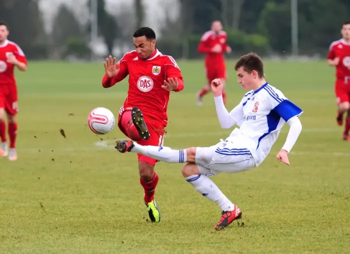 Framed Print : Bristol City's Nicky Maynard Fights for Possession Against Swindon Defense