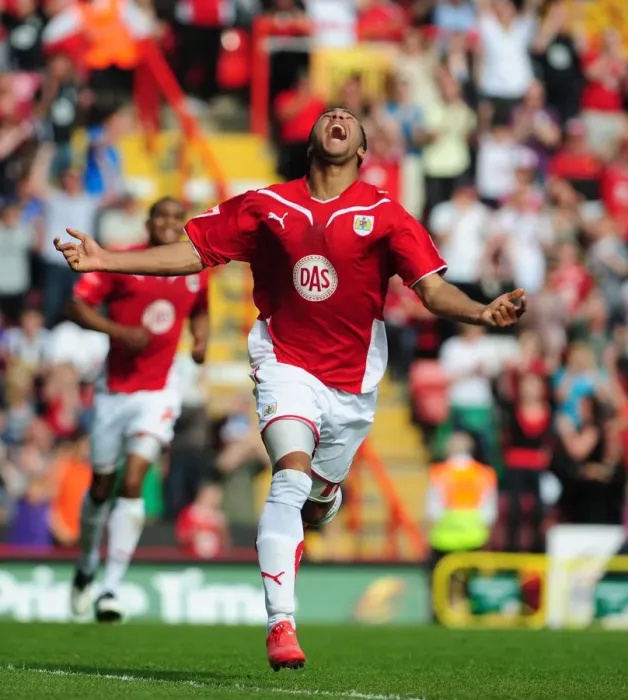 Framed Print : Bristol City's Nicky Maynard Reaches Twenty Goals: Championship Clash vs. Derby County, 24 / 04 / 2010 - Goal Celebrations (Ashton Gate Stadium)