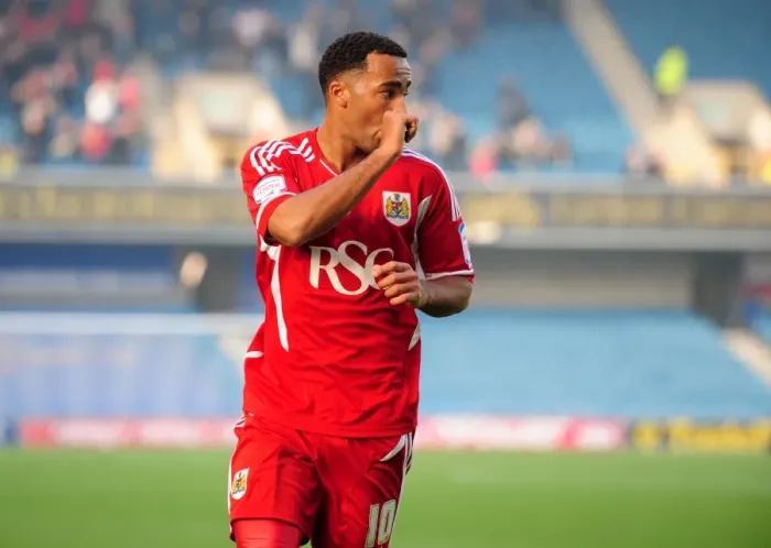 Framed Print : Bristol City's Nicky Maynard Scores Stunner Against Millwall in Championship Match, November 2011 Framed Print : Bristol City's Nicky Maynard Scores Stunner Against Millwall in Championship Match, November 2011