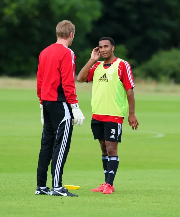 Framed Print : Bristol Citys Nicky Maynard talks with Bristol City Goalkeeper, Dean Gerken Framed Print : Bristol Citys Nicky Maynard talks with Bristol City Goalkeeper, Dean Gerken