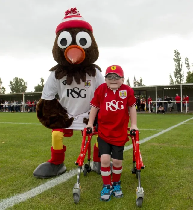 Framed Print : Bristol City's Oskar Pycroft and Scrumpy the Mascot at Pre-Season Friendly, 2015