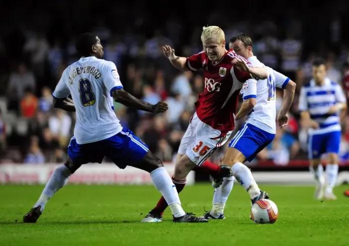 Framed Print : Bristol City's Ryan McGivern Outmaneuvers Mikele Leigertwood and Noel Hunt of Reading in Championship Match, September 2011